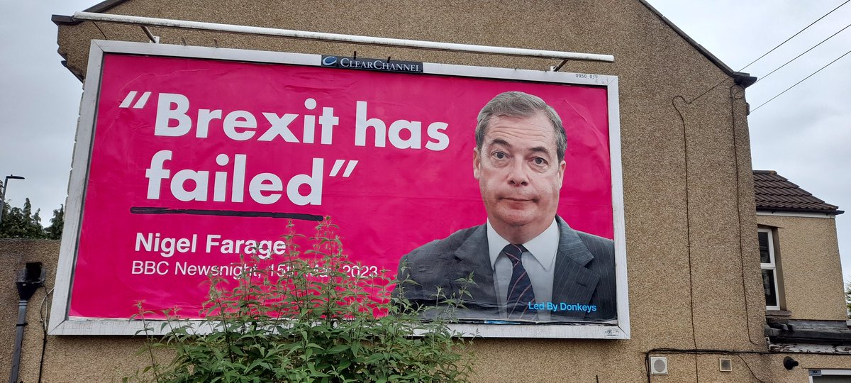 I genuinely love Kingswood, Bristol. Spoons, the clock tower, Chasers & now a giant Nigel Farage 🤣🤣. #ledbydonkeys