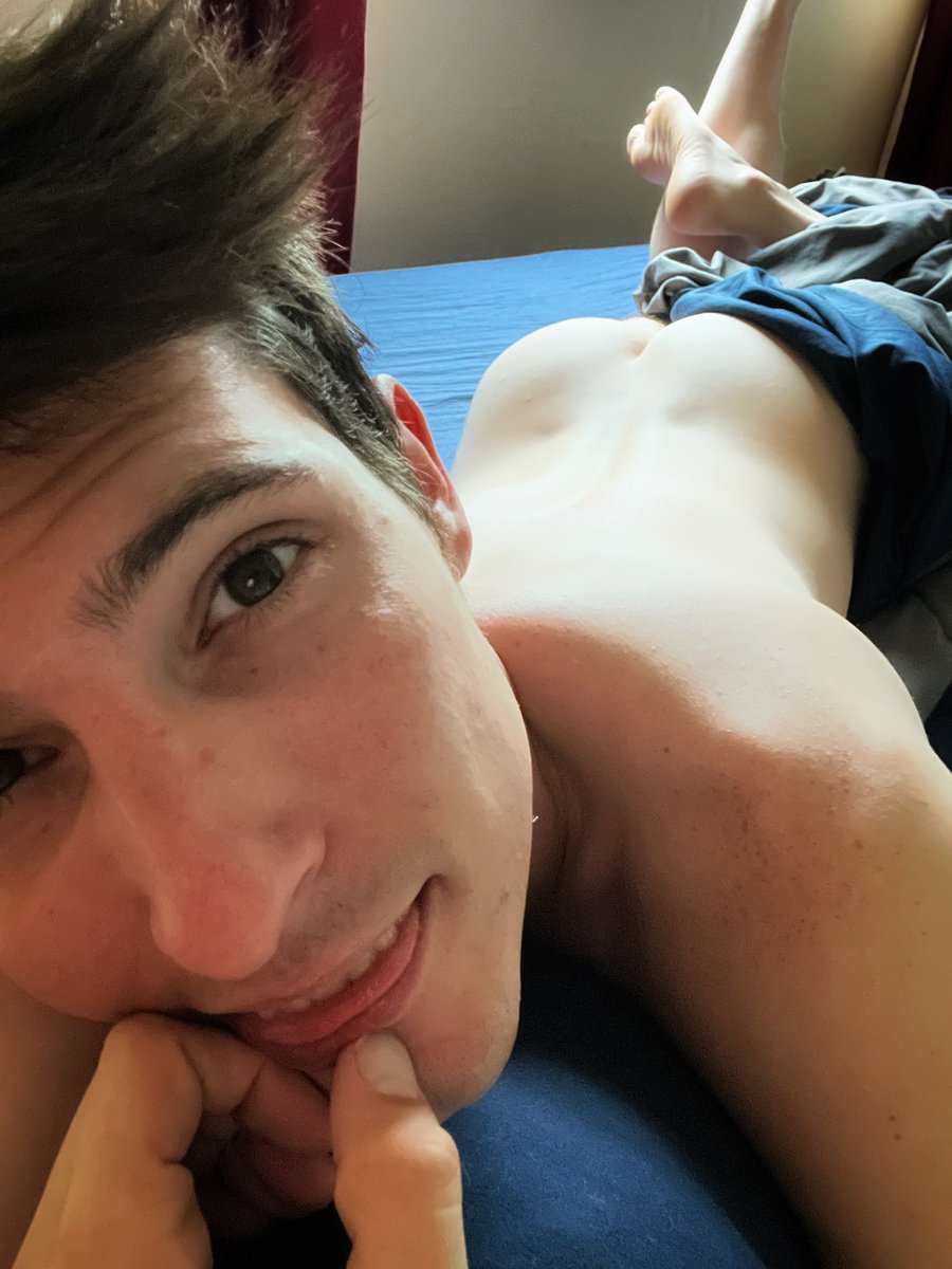 ScotianTwink's tweet photo. Woke up like this 

Happy Tuesday! 😘 https://t.co/OtHZvL2igQ