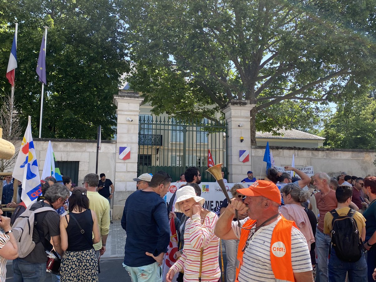 magny_simon's tweet photo. Notre dernier comptage, devant la sous préfecture de Sens (point d’arrivée de cette manifestation, fait état d’un peu plus de 500 personnes. Les syndicats revendiquent 600 manifestants quand la police compte 500 personnes mobilisées. https://t.co/Hd5O9ywwro