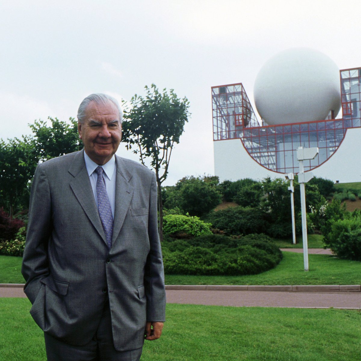 futuroscope's tweet photo. Le 6 juin 1923 naissait René Monory. Le fondateur du Futuroscope aurait 100 ans aujourd'hui. 
En 2023, les équipes du parc ont toujours en mémoire cet homme de convictions, enthousiaste et visionnaire. 
Nous lui devons beaucoup. Merci Monsieur Monory ! https://t.co/rJ4ioYcGvn
