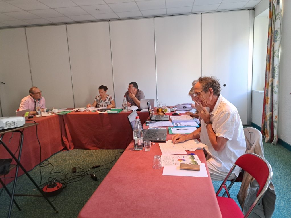 C'est le grand jour ! ici on planche sur les dossiers pr le #ConcoursPrairies. Pr rappel : les étudiants analysent, proposent 1 amélioration du système fourrager d'1 exploitation d'élevage en proposant le choix et la conduite d'une #espèceprairiale adaptée
#moiJesememaprairie