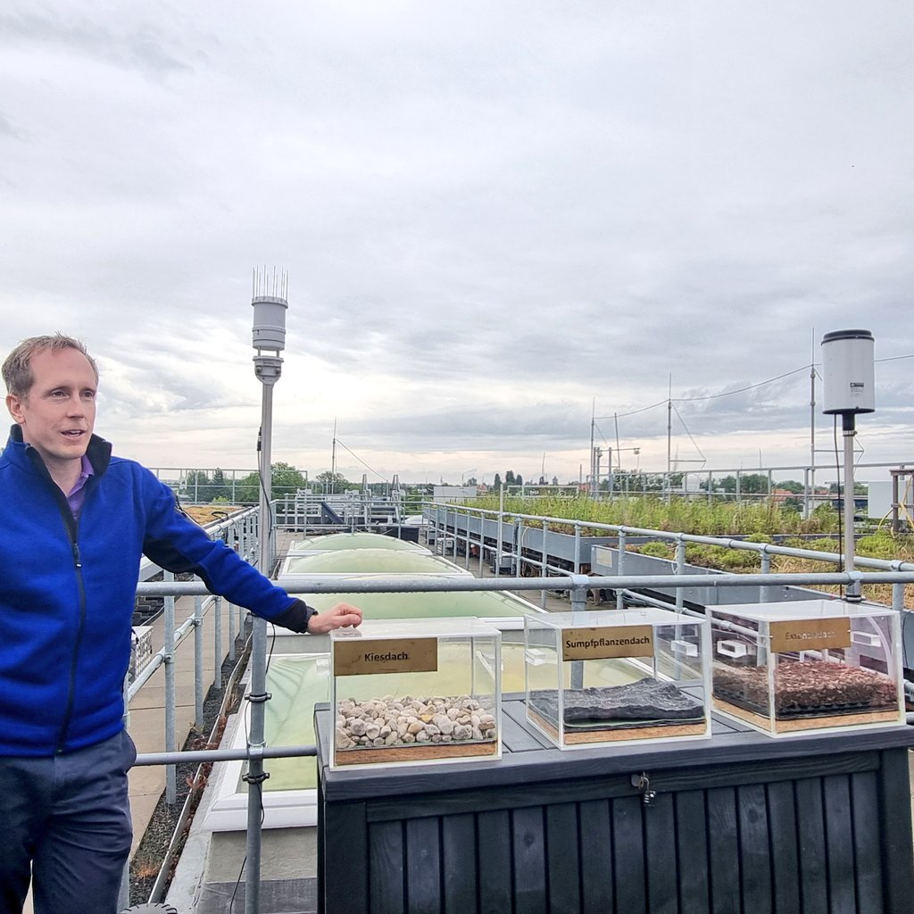 💡Getting inspired with our morning coffee! We got a green roof tour at the <a href="/UFZ_de/">UFZ</a> where there are 3 types of green roof:
🌱 Extensive
🌱 Intensive
🌱 Wetland

🔝Green roofs are promising blue-green infrastructures that absorb water, cool the environment &amp; enhance biodiversity🦋