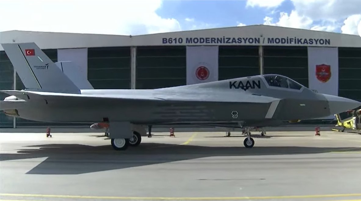 🇹🇷Türkiye özgün jet motoru üretebilen 5.ülke oluyor 

▪️CEVHER projesiyle  saf kobalt ve nikel elde ettikten sonra ,KÜLÇE Projesi'yle tek kristal malzeme büyütme işlemi başarıldı
▪️Bu malzeme özelliklerde dünyadaki muadillerine yüzde 40 daha iyi hale getirildi.
▪️ KARAT