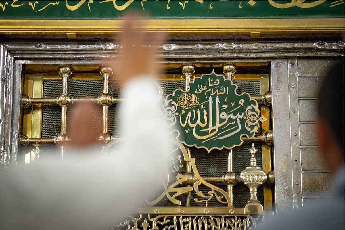 إنْ كانَ أبوكَ هُو والدكَ الجُثمانِي،
فَالرّسولُ ﷺ هُو والدُكَ الرّبّانِي،
وإن كان والدكَ أطعمكَ خبزًا،
فإنَّ الرسول ﷺ قدْ أطعمك منْ مائدة الوحي عزًّا،
وإن كان والدكَ كساكَ ثوبًا،
فإنَّ مُعلّمَ الخيْر ﷺ كساكَ منْ رحمة الله ثوابًا،
وإنْ كانْ والدكَ أسكنكَ بيتًا منْ