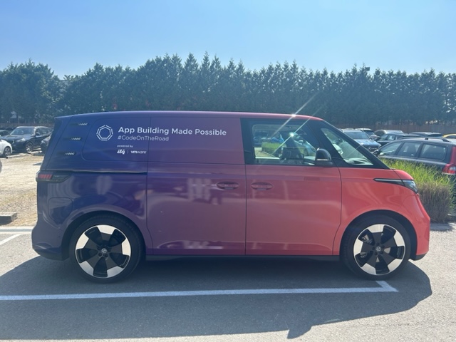 vmware_nl's tweet image. Vanaf vandaag rijdt de #CodeOnTheRoad Bus van @ITQ en VMware door België en we vertellen o.a. meer over Tanzu. Daarna zullen we Luxemburg &amp;amp; Nederland aandoen. Reageer via de website zodat we ook bij u langskomen: ow.ly/RXoN50OGtz5 @vhojan @MiguelBrasseur