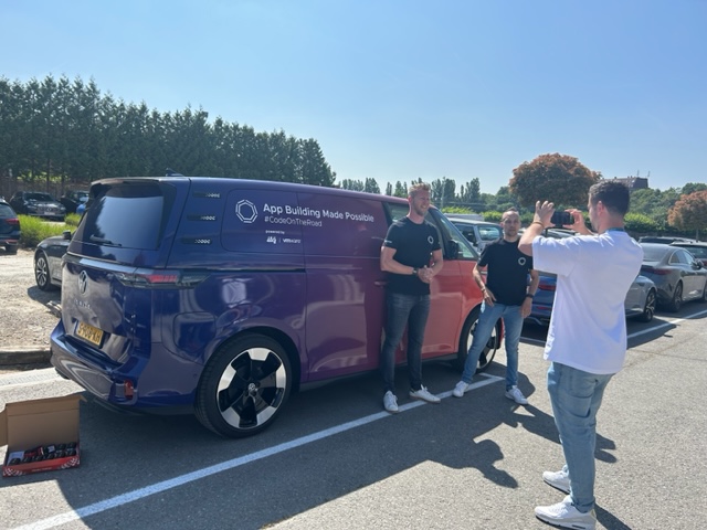 vmware_nl's tweet image. Vanaf vandaag rijdt de #CodeOnTheRoad Bus van @ITQ en VMware door België en we vertellen o.a. meer over Tanzu. Daarna zullen we Luxemburg &amp;amp; Nederland aandoen. Reageer via de website zodat we ook bij u langskomen: ow.ly/RXoN50OGtz5 @vhojan @MiguelBrasseur