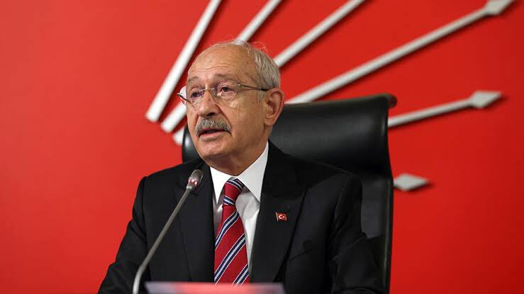 İsmail Saymaz: Dün öğrendik ki MYK'da örgütleri kendisine bağlayarak başta Ekrem İmamoğlu olmak üzere müstakbel rakiplerini bertaraf edip partinin başında kalmak istiyor.

Değil istifa etmek, özeleştiriyi bile düşünmüyor.