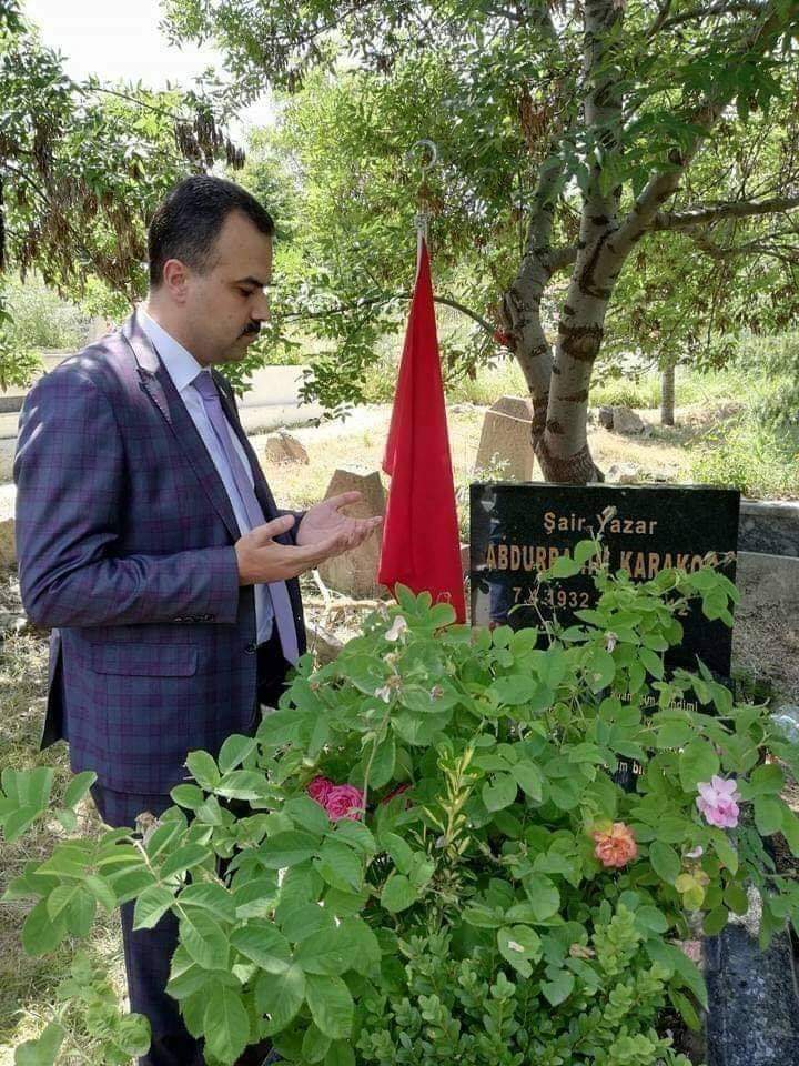 Nizâm-ı Âlem'dir, Hakk'ın sözü bu 
Söylediğim cümle.. sözün özü bu 
Tek damlada umman eyler bizi bu 
Bir güzel ülküdür gönül verdiğim."

Büyük dava adamı, şair ve yazar Üstad Abdurrahim Karakoç Ağabey'i vefatının  sene-i devriyesinde rahmet, minnet, özlem ve şükranla anıyorum.