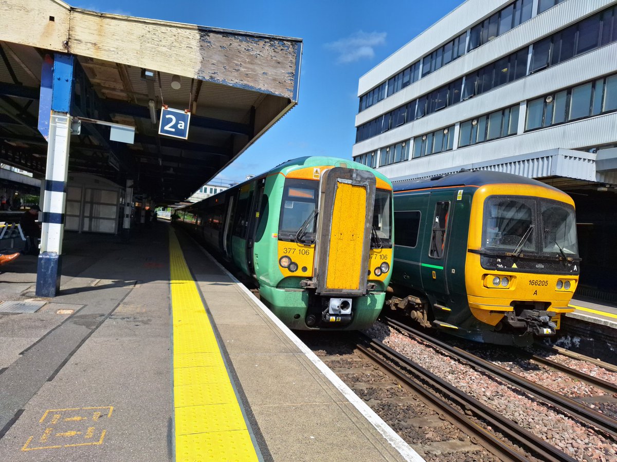 Good morning from a sunny Southampton Central. Here's 377106 and GWR 106205.
#railwayworker #railwayfamily #trainlife #railway #railwaystation #travel #railways #Southampton #gtrailway #gwr #sun #sunshine #sunny #sunnyday