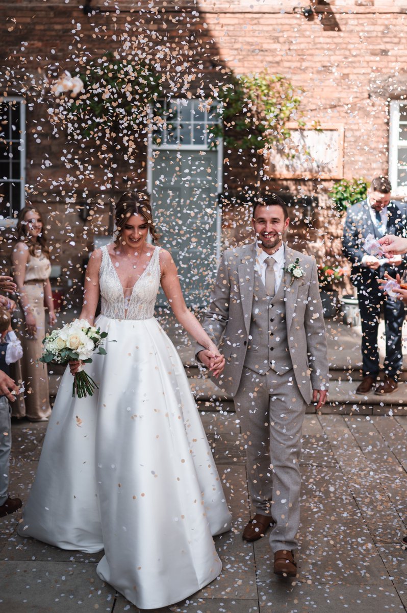 What a stunning photograph our Audit and Accounts Senior, Samantha shared when she and Luke got married last month 👰🏻 🤵🏻 Huge Congratulations to the happy couple, Mr and Mrs Davis (ne Stead) from all at Shorts 🥂
#WeddingNews
#Congratulations
#Celebratingtogether
#Cheers
