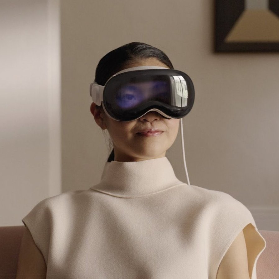 Motorsport's tweet photo. "Enjoying your new #AppleVR headset?"

F1 fans: *neeeeooooooooowww* https://t.co/NZPoEuH8Ie