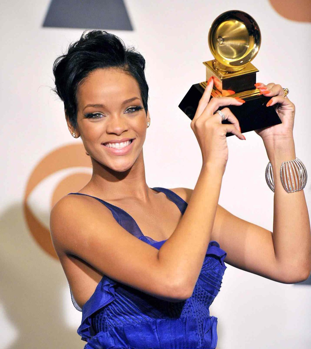 Rihanna with the World Cup and a Grammy 😘