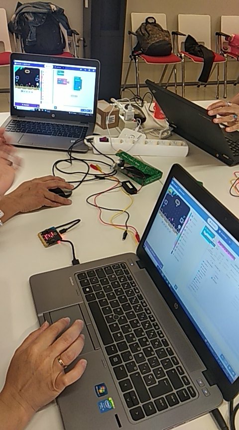 Hoy nuestros compañeros <a href="/MomandGeekcom/">Mom&Geek #EducaciónSTEAM #tecnologíaenfamilia</a> y <a href="/juanctortosa/">Juan Carlos Tortosa</a> trabajan con el fantástico equipo de educadores/as de <a href="/gitanos_org/">F.SecretariadoGitano</a> #STEAM #SmartCities #VeranoDigital