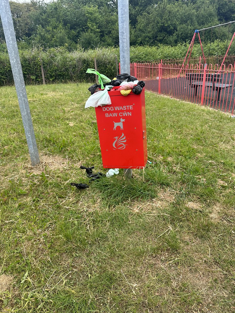@RCTCouncil please can someone come and empty the dog bins in the brynamlwg area of Pontyclun as they are overflowing and have been for a week - the hot weather is making it rather smelly 🤢this one is directly next to a children’s play area!!