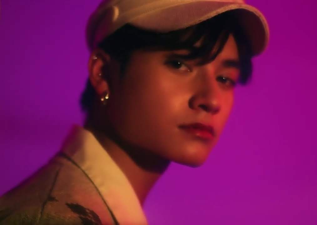 ALASKALBO's tweet photo. HINDI BIRO YUNG VISUALS NI JAO

para siyang sculpture na nabuhay o tao na gawa ng artificial intelligence na napunta sa dimension natin. tao ba talaga 'to?!

#ALAMAT_JAO #ALAMAT https://t.co/SuMaYLS8GP