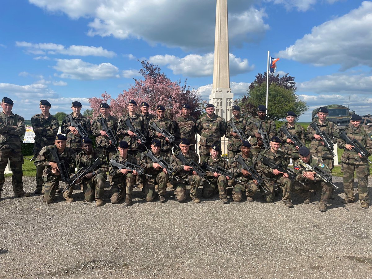 CDC94ri's tweet image. Le président et le vice-président des Engagés Volontaires de l'Armée de Terre (EVAT) du #cenzub94ri se sont rendus au Centre de Formation Initiale des Militaires du rang (#CFIM) de DIEUZE pour effectuer avec les jeunes engagés du régiment la marche au béret.

#ArméeDeTerre