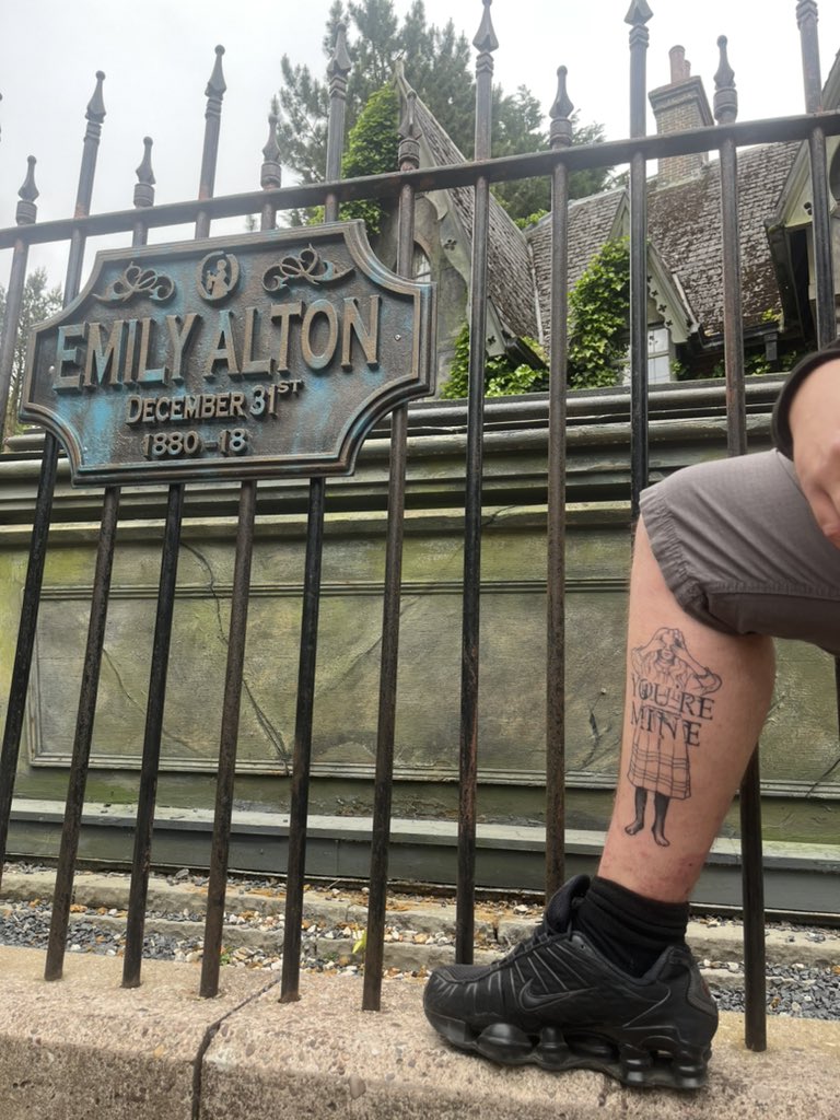 NemesisFanBoy's tweet image. Emily’s first outing back to the manor 🏠👻🕷️ with @VickiLou92 😄 @altontowers #altontowers #tcam #curseataltonmanor #tattoo