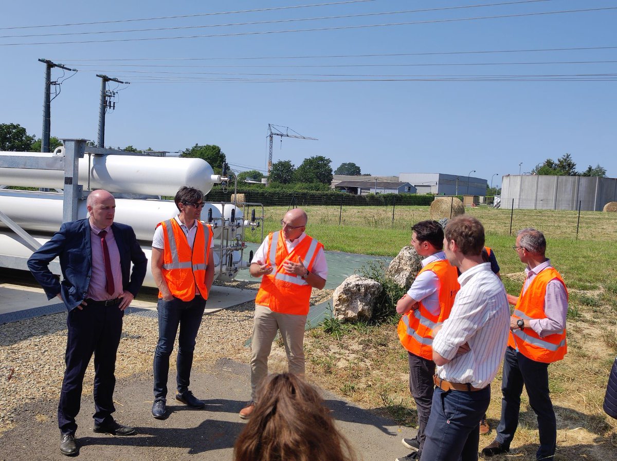 Energie_Mayenne's tweet photo. Ce matin, Territoire @Energie_Mayenne est à #MeslayDuMaine : @GRDF présente Florès, dispositif de stockage de #gazvert produit localement permettant ainsi d'injecter du #biométhane selon les besoins !

@SmileSmartGrids @GRTgaz @lescoevrons
#EnR #méthanisation https://t.co/9MWlMaD0uz