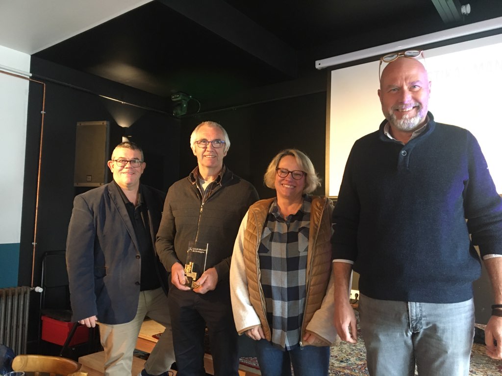 Nouveau décor pour le dernier Conseil à la <a href="/CcmPerrosGuirec/">CMB Perros Guirec</a>, merci au <a href="/cafebreton/">Café Breton 🎀</a> pour l'accueil☕️ Solidarité avec la remise d'un ordinateur💻à "Côte de Granit Rose Respect et Protection" 👏🏽 et la flamme à Jean-Yves Bidault pour ces 30 ans à nos côtés ! <a href="/cmarkea/">Crédit Mutuel Arkéa</a> <a href="/CMBretagne/">CMBretagne</a> <a href="/Dd22/">Dina Dona</a>