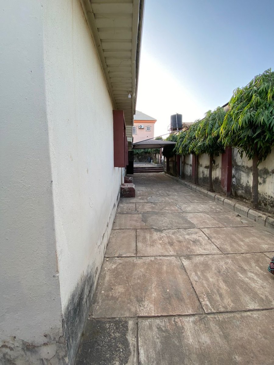 4 bedroom apartment 

4 bedroom en-suite 
2 sitting room 
Guest convenience 

BQ
3 bedroom 

LOCATION: off Rock road, u/dosa, Kaduna
PRICE: 32m #Negotiable