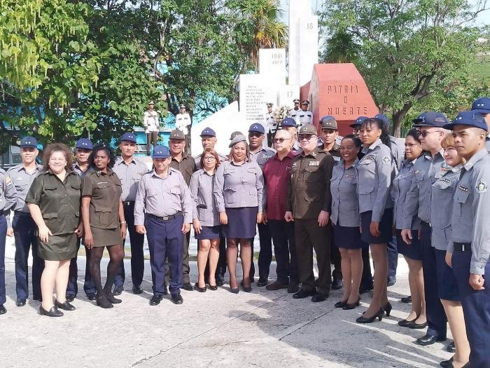 minint_cuba's tweet photo. Las armas de los hombres y mujeres del #MinintCuba son las del patriotismo, la vergüenza, la honradez, la fidelidad, la valentía, el antimperialismo, la laboriosidad, la sensibilidad, la solidaridad, el decoro, la decencia, la honestidad, la dignidad y la justicia. https://t.co/OJ902N5PyJ