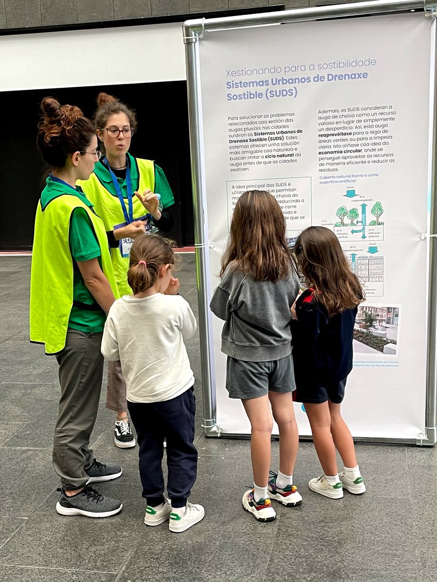 educambcoruna's tweet photo. 🥳 Onte celebramos o Día do Medio Ambiente facendo experimentos e falando con maiores e crianzas sobre os SUDS. Se o perdiches, non te preocupes! Terás acceso aos paneis con morea de interesante información ata este venres na entrada da Casa da Auga! #DiaMedioAmbiente https://t.co/MeZ464kBmu