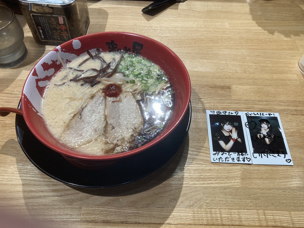 Y2mUg's tweet photo. 牛じゃんラーメン

今週末、いよいよ運命のワンマン！
クワトロ動員400名を達成して、カミノリアルの進む道を繋げよう！

※ユウキ リンさんタグ付けできませんでした💦
右がユウキ リンさんです！

#moG004 
#神のラベリア教
#熊猫リンシャン

https://t.co/bNsOZTCRIe https://t.co/Dj1YLgRy8S