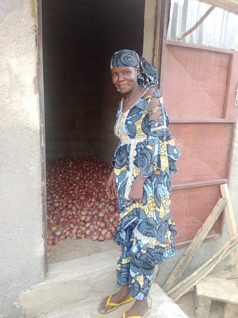 asfm_maroua's tweet photo. Marie, 29 ans, bénéficiaire de l'un de kit de démarrage d'AGR. 

 Pour @asfm.cameroun, L'autonomisation socioéconomique est l'un de ses objectifs.

@asfm.cameroun ne saurait terminé son commentaire sans remercier le consortium de @femin_act, @care_france et @afd_france. https://t.co/4sGkLCQWZO