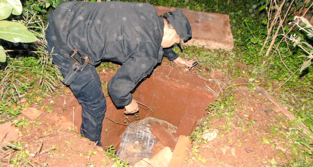 En #Montecarlo, la <a href="/MisionesPolicia/">Policía de Misiones</a> incautó durante la madrugada más de dos toneladas de marihuana tras dos allanamientos. Hay cuatro detenidos y se secuestró una camioneta.

#narcotráfico
#Misiones
#droga
<a href="/gobmisiones/">Gobierno de Misiones</a>