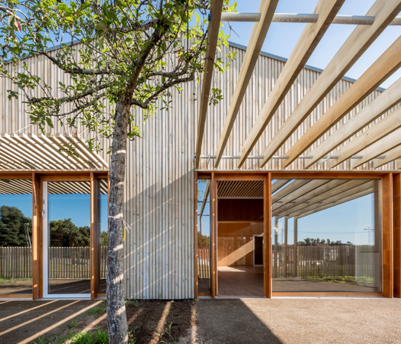 Na 𝐄𝐬𝐜𝐨𝐥𝐚 𝐔𝐧𝐢𝐭𝐚𝐫𝐢𝐚 𝐀 𝐁𝐚𝐢𝐮𝐜𝐚, situada no concello pontevedrés da Estrada, predomina a madeira. Tanto no seu exterior coma no interior a madeira de coníferas é protagonista. Deseño d 𝗔𝗯𝗮𝗹𝗼 𝗔𝗹𝗼𝗻𝘀𝗼 𝗔𝗿𝗾𝘂𝗶𝘁𝗲𝗰𝘁𝗼𝘀. Imaxes de Héctor Santos-Díez.