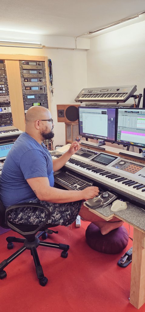 At work...
#musicproduction #homestudio #composer #gamemusic #gaymusician #pridemonth