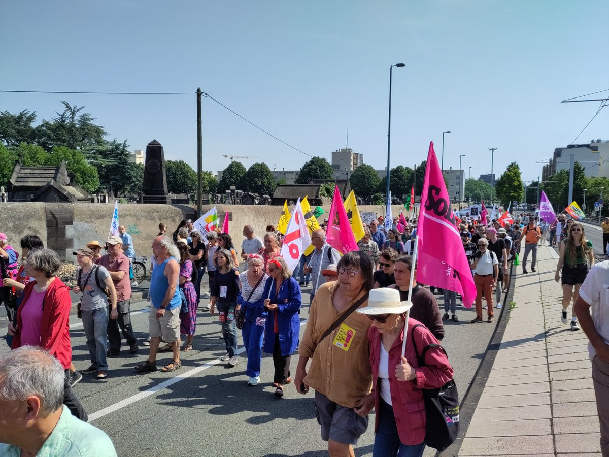 attac63's tweet photo. Encore beaucoup de monde pour dire que #64AnsCestToujoursNon.

La retraite, c'est #60ansMax. https://t.co/FhyzU4VNkR