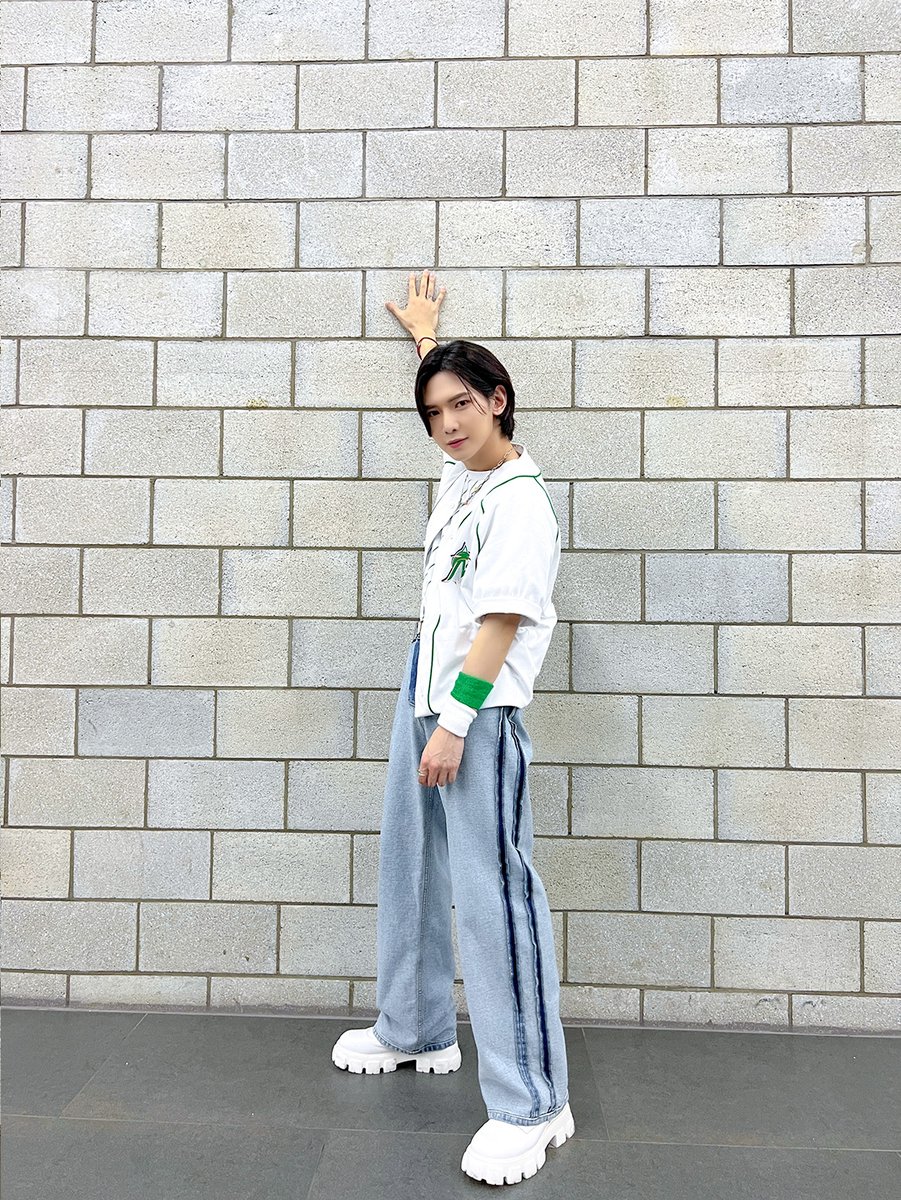 ATEEZofficial's tweet image. [📷] SBS MTV '더쇼' 여상 MC Behind Photo
⠀
여상이의 하트를 받아라!⚾💫
화창한 여름처럼 눈부신 여상이의 미모
6월도 잘 부탁해요 에이티니💚
⠀
#ATEEZ #에이티즈 #YEOSANG #여상