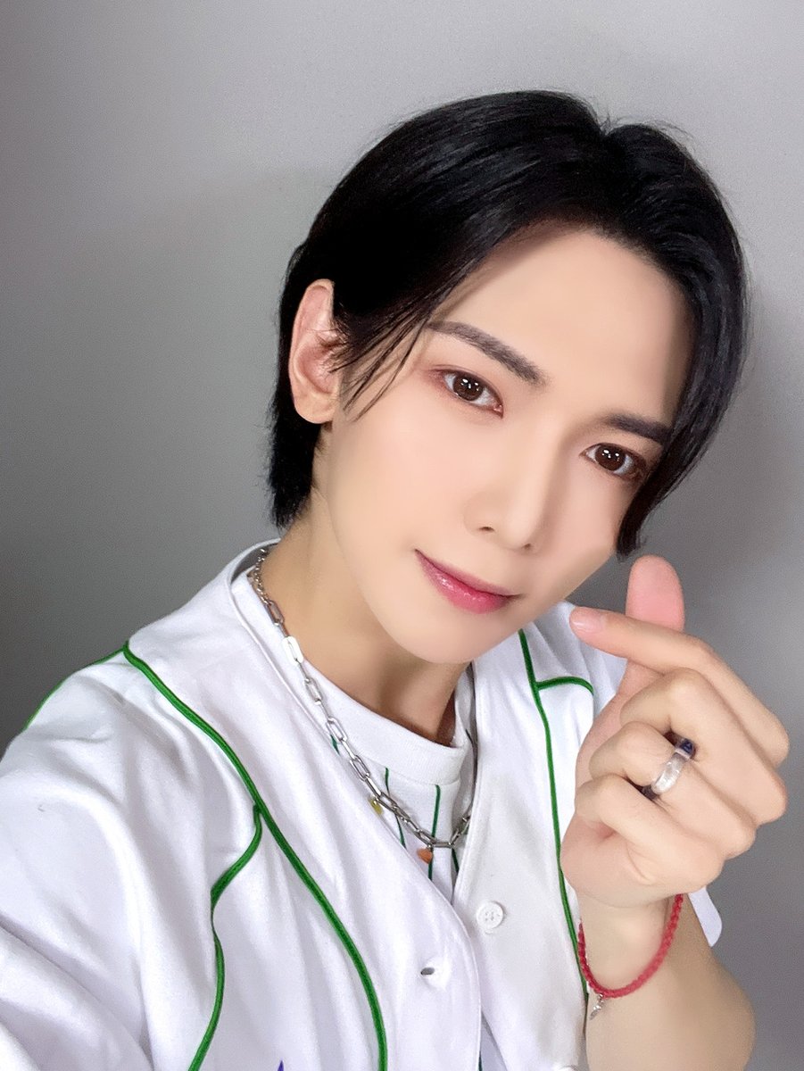 ATEEZofficial's tweet image. [📷] SBS MTV '더쇼' 여상 MC Behind Photo
⠀
여상이의 하트를 받아라!⚾💫
화창한 여름처럼 눈부신 여상이의 미모
6월도 잘 부탁해요 에이티니💚
⠀
#ATEEZ #에이티즈 #YEOSANG #여상