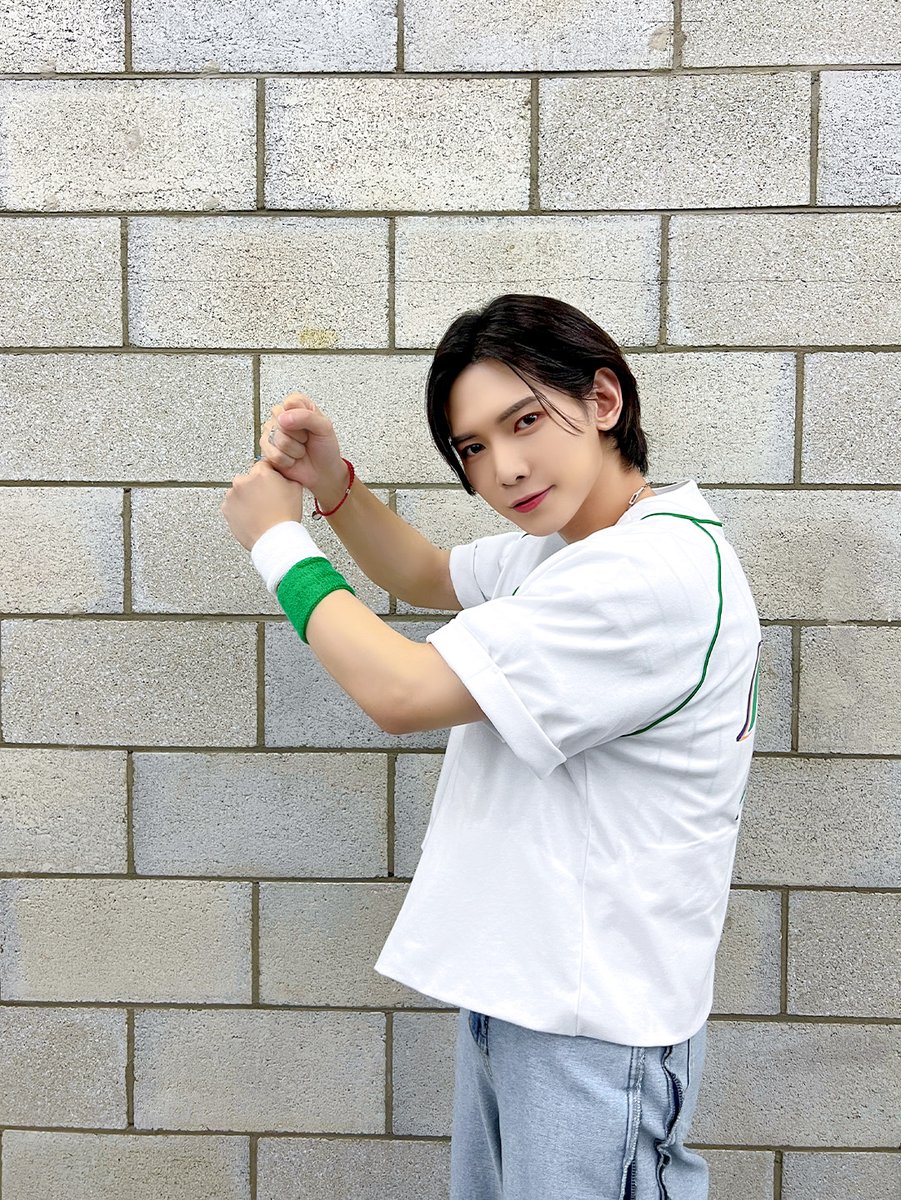 ATEEZofficial's tweet image. [📷] SBS MTV '더쇼' 여상 MC Behind Photo
⠀
여상이의 하트를 받아라!⚾💫
화창한 여름처럼 눈부신 여상이의 미모
6월도 잘 부탁해요 에이티니💚
⠀
#ATEEZ #에이티즈 #YEOSANG #여상