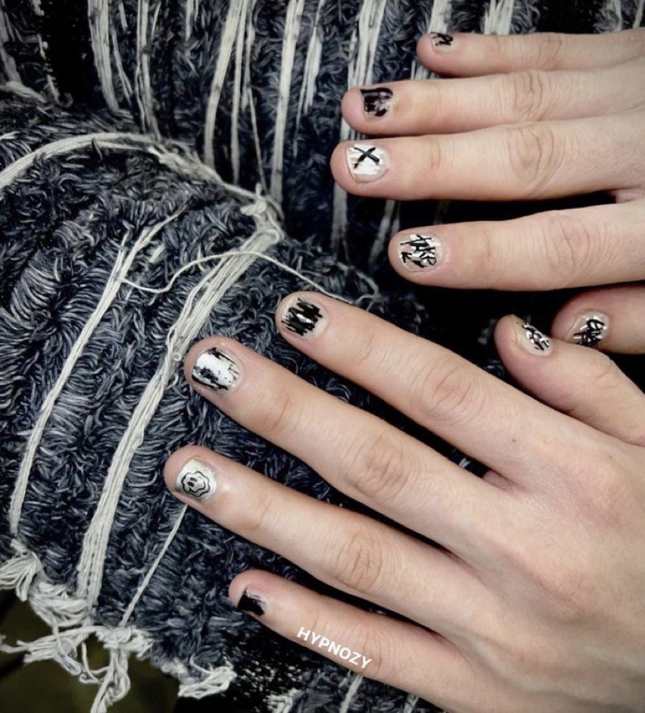 IMwithYoo_2226's tweet photo. Changki and their 🖤🤍painted nails 

  #꿍햄 #켠꿍  nail ver. https://t.co/RHSWFi3DSD