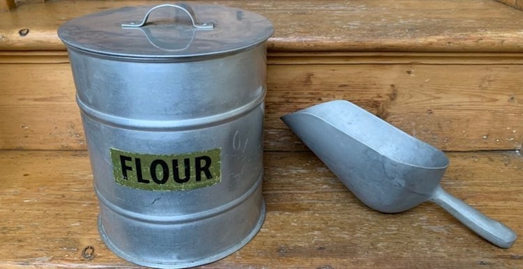 Great industrial look for your kitchen with this #vintage aluminium flour bin & scoop. bit.ly/28Jzgyw

#VintageHome