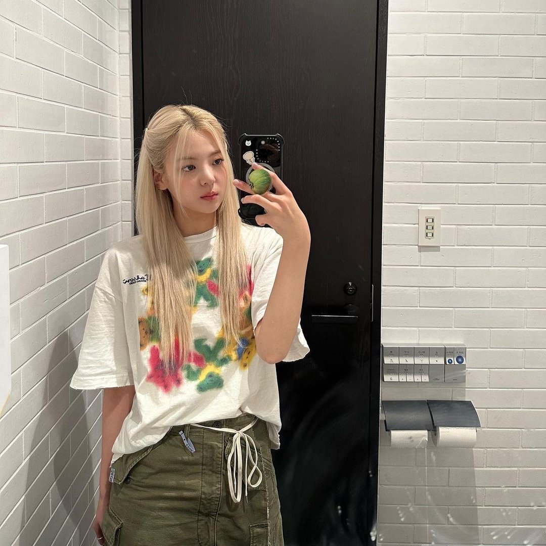 CJSGLOBAL's tweet image. 230606 #LIA is mentioned in ELLE Korea’s article ‘If you want to enjoy a cool daily summer look with just one item!’

“ITZY LIA matches a colorful printed white T-shirt with a cargo skirt and wears a thin string like a belt.”
elle.co.kr/article/78154