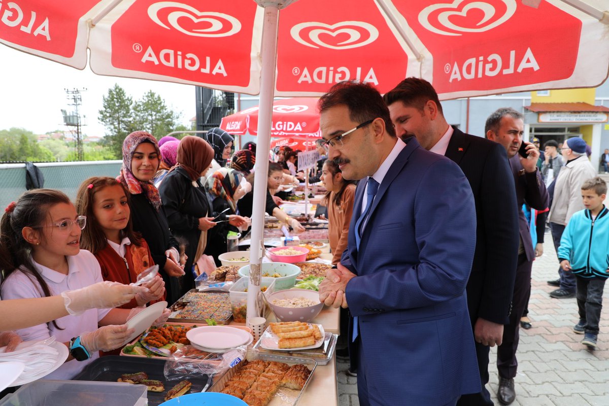 CankiriValiligi's tweet photo. Saygı duruşunda bulunulması, İstiklal Marşımızın okunması ve Kur'ân-ı Kerim tilavetiyle başlayan programın ardından Valimiz @AbdullahAyaz78, Atkaracalar Kaymakamı @zubeyiryldrm_ ve Belediye Başkanı Harun Oflaz kermesi gezdiler.

Valimiz Ayaz, emeği geçen herkese teşekkür etti. https://t.co/1VBCv5p3E8