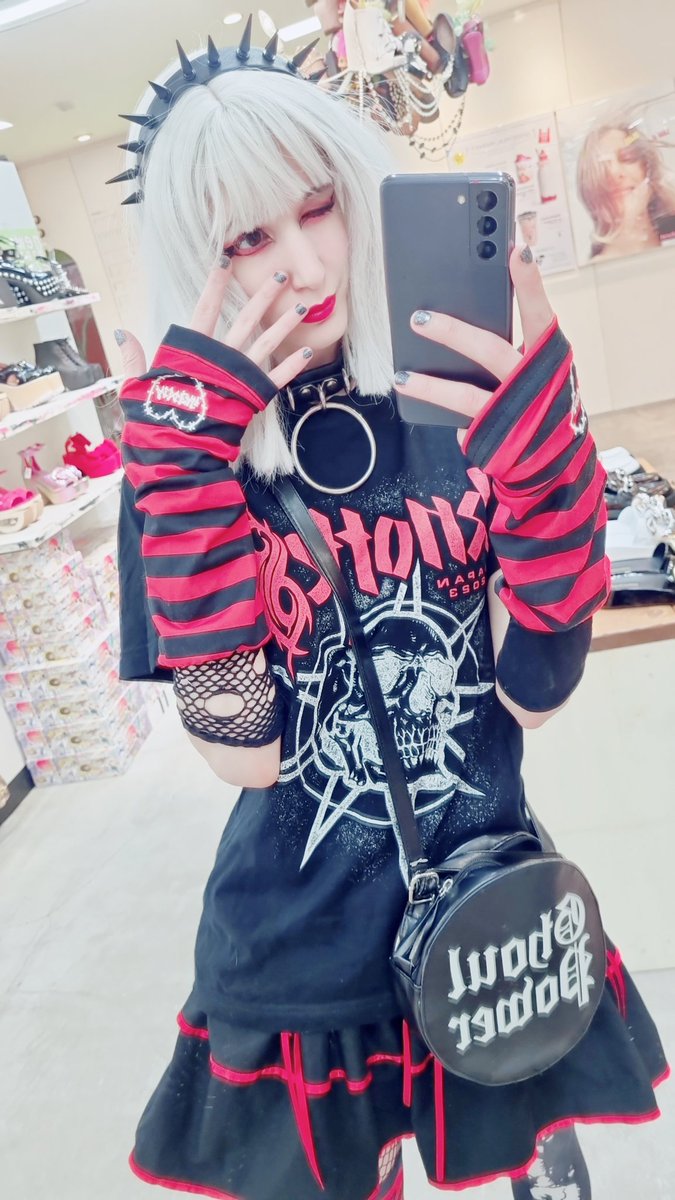 Today look💗
Tee @knotfestjapan 
Gloves @acdcrag 
Skirt @ROMWESHOP 
Tights @hypercore_hrjk 
Boots @newrock 

#OOTD #altfashion #alternative #gothic #gothgirl #emogirl #emo #acdcrag #harajukufashion #原宿 #原宿ファッション #ゴシック