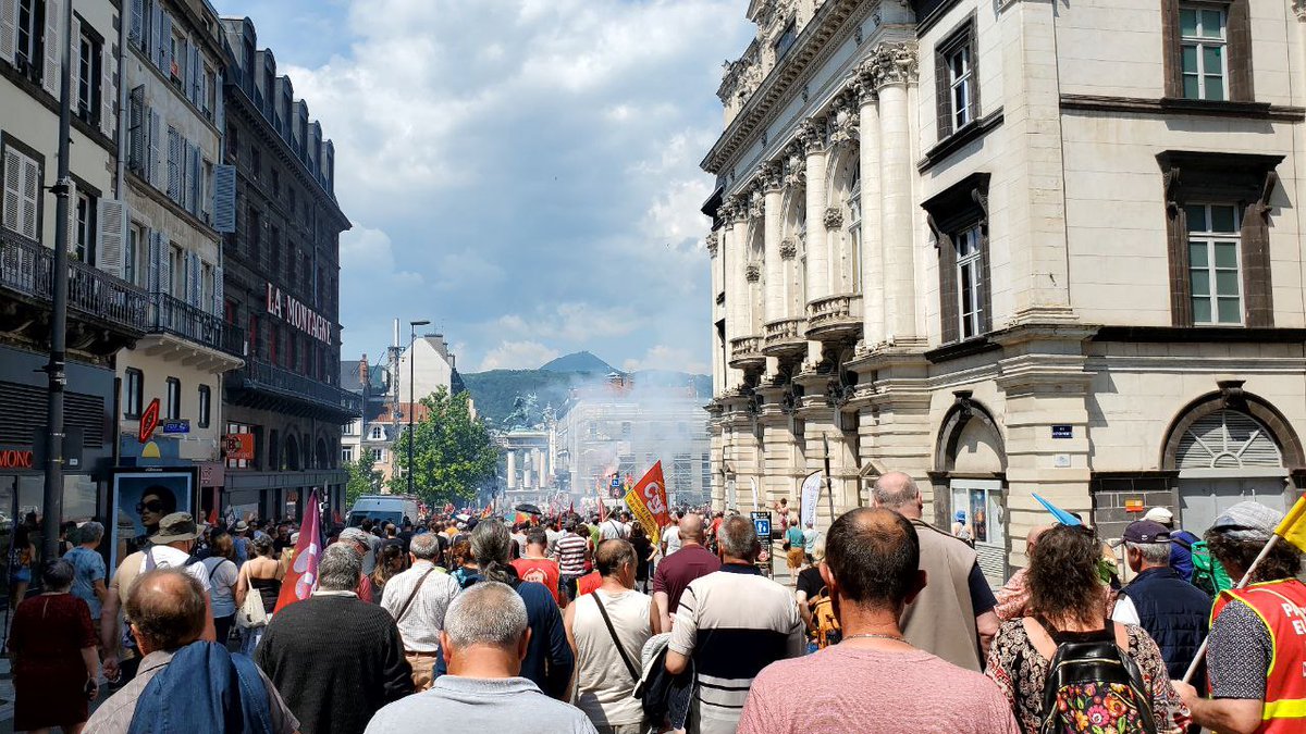 MarianneMaximi's tweet photo. Encore des milliers ce matin dans les rues Clermontoises. 

La colère et le rejet de cette #ReformesDesRetraites ne retombent pas. Au contraire, les magouilles anti-démocratiques renforcent notre détermination. 

#Manif6Juin #64AnsCestToujoursNon https://t.co/hgrt1J9crR