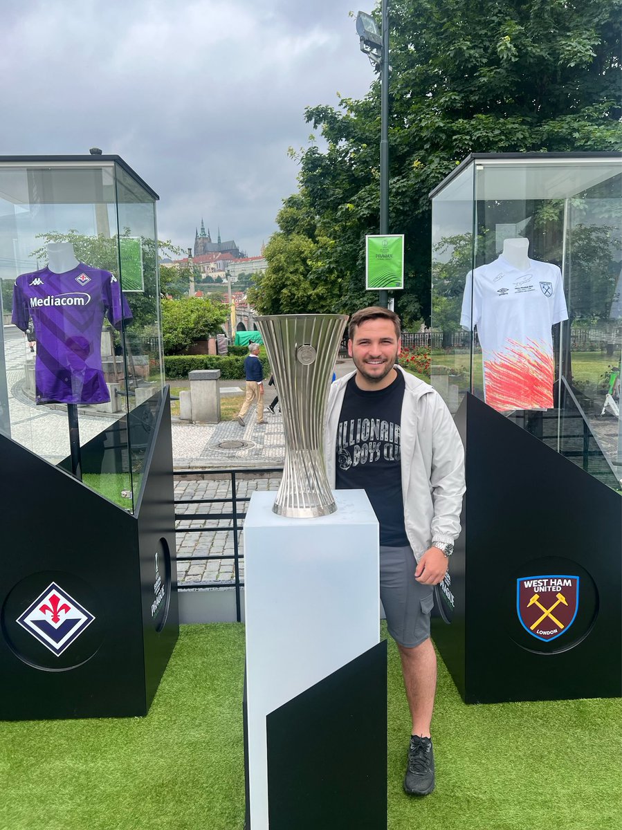Harryjdurrant's tweet photo. COYI #UECLfinal #westham https://t.co/mFZhj6PFCW