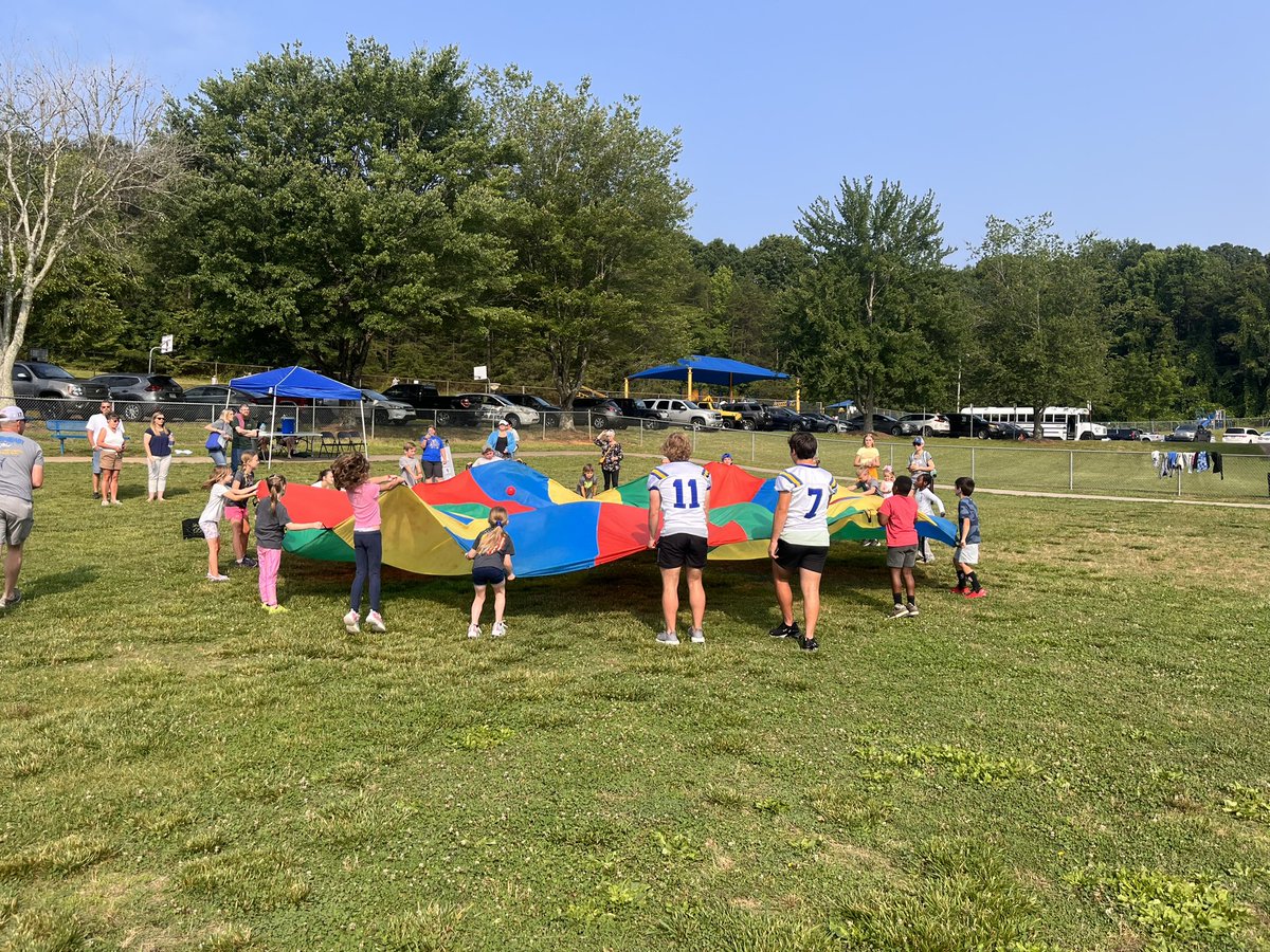 MPTigerFootball's tweet photo. Awesome day giving back to our COMMUNITY! We live in the BEST TOWN with the best people! It is fun watching our football players interact and play with the @mpelem students at field day! @MPTigerPride @MPHS_Tigers @AthleticMount #OurTownOurTeam https://t.co/opdsR6zzvo