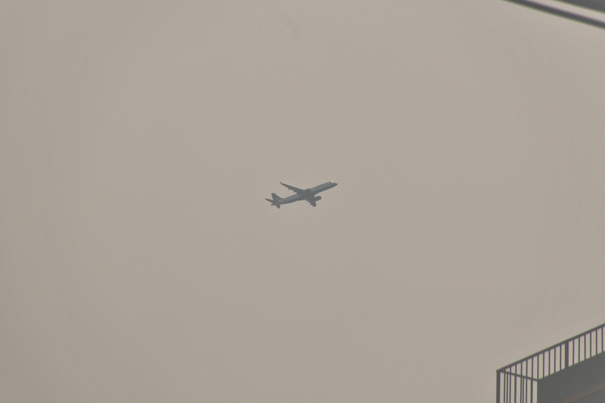 Smoke from Canadian wildfires partially obscures a plane taking off from Boston's Logan airport. @universalhub #wildfires #AirQuality #unhealthy #environmental #EnvironmentDay #ecology #climate #ClimateEmergency #haze #Boston #Massachusetts #Airplane #plane