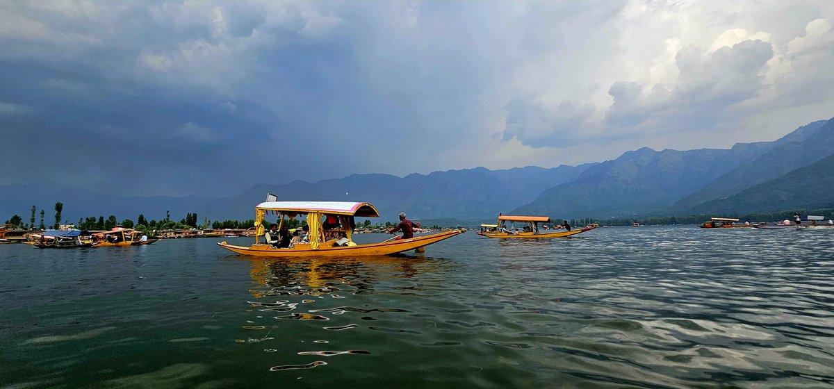 Dal lake just before the hailstorm hits Srinagar 

Date of Image : 6.6.2023

#traveldiaries  #travel #incredibleindia #travelphotography #natgeoyourshot #yourshotphotographer #natgeoindia #india #indiatravel #travelphotography 
#bbctravel
#srinagar
#kashmir
#dallake