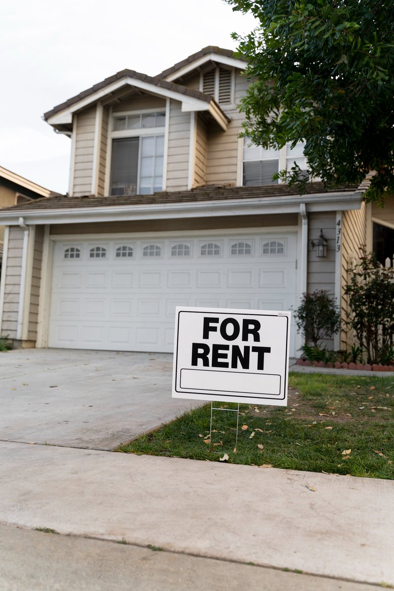 Rent-burdened consumers have to do without as housing costs surge. #housing 

<strong>Report: average renter in much of U.S. needs $100,000 salary</strong> ucbjournal.com/report-average… via @UCBJ - Upper Cumberland Business Journal