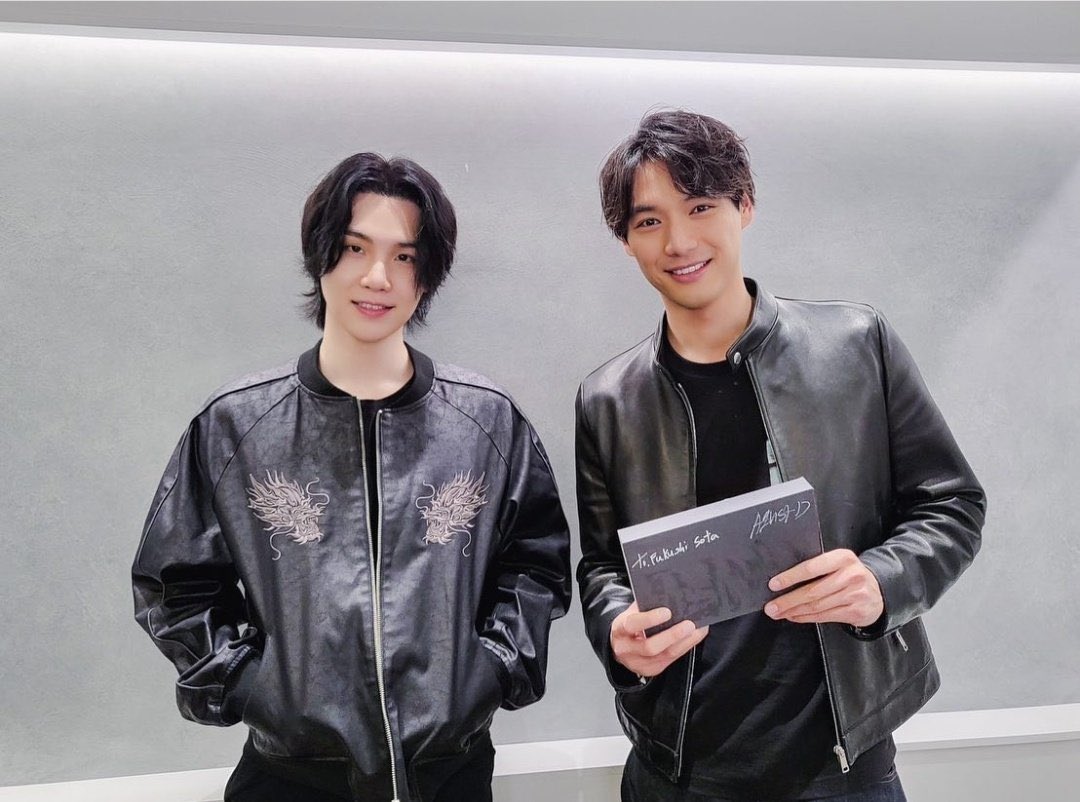 vminiecats's tweet photo. — El actor japonés, Sota Fukushi, compartió algunas fotografías junto a #SUGA por medio de su cuenta en  instagram. 

“¡Un millón de gracias Suga! Tu presentación en vivo fue tan increíble. Nos dio un estímulo como un trueno bajo la lluvia. Nos vemos pronto y espero (+) https://t.co/uNnTQvHgFd