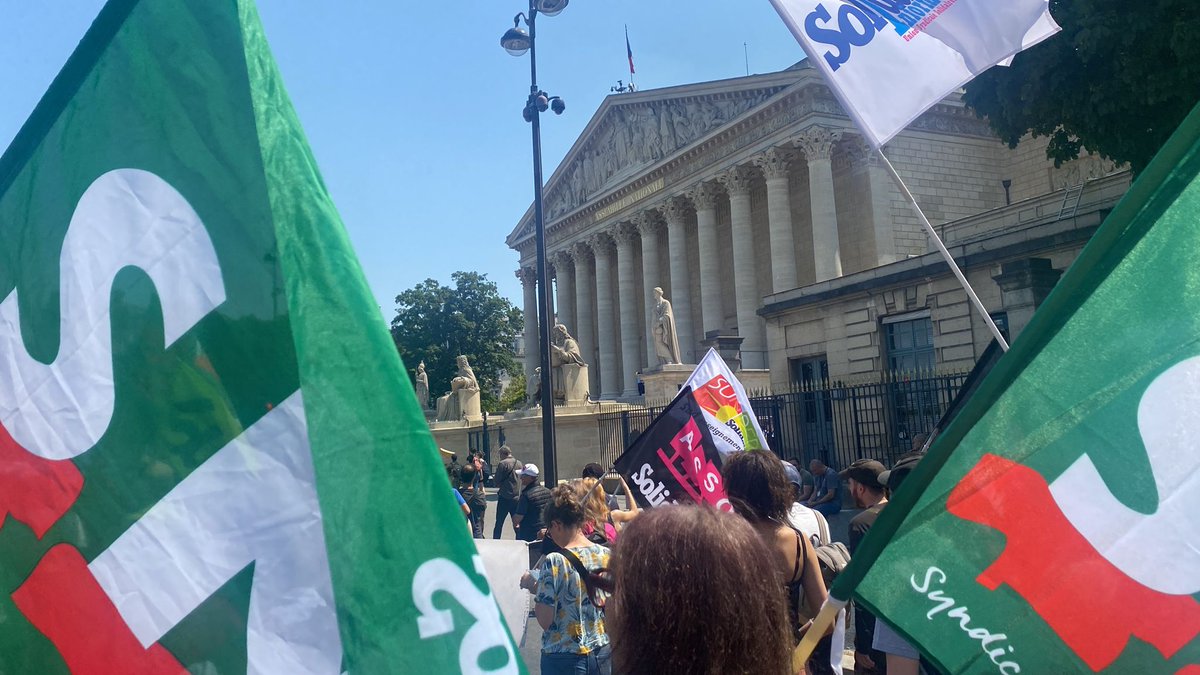 SNJ_national's tweet image. A Paris, bien arrivés place d&apos;Italie ! 

#StopRetraiteMacron 👊 
🥁🥁🥁💥💥💥