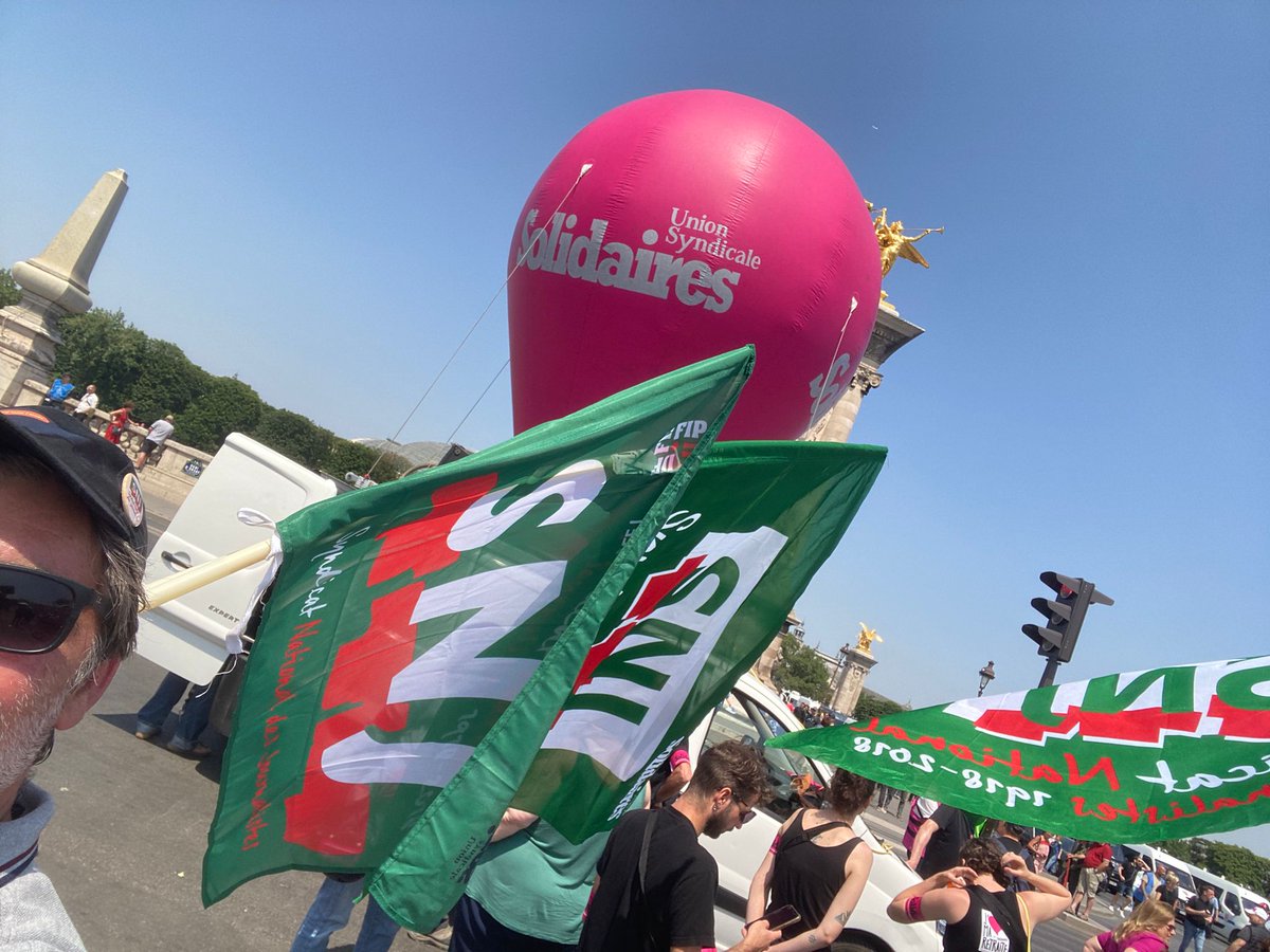 SNJ_national's tweet image. A Paris, bien arrivés place d&apos;Italie ! 

#StopRetraiteMacron 👊 
🥁🥁🥁💥💥💥