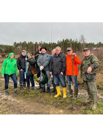 1820Rotary's tweet photo. Sommerhitze 2022 lässt Jungbäume verdorren.

Ein Teil der 2.000 Jungpflanzen hat die Hitze nicht überstanden. Dafür musste Ersatz her. Das war für die Rotarier Ehrensache! 
 
https://t.co/uyxQaWjUy1 

#distrikt1820 #rotary  #Stadtallendorf https://t.co/R9yOHfDGBg